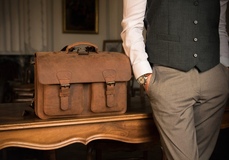 Comment choisir une petite maroquinerie élégante et durable pour homme ?